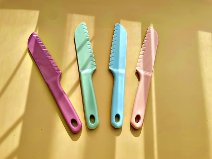 Kids Cutlery Set, 12pcs Plastic Utensils for Toddlers Real Cooking, Reusable Flatware Set with Nylon Serrated Knives, Fork and Spoon for Camping, Party, School Lunch Box (Macaron Colorful)