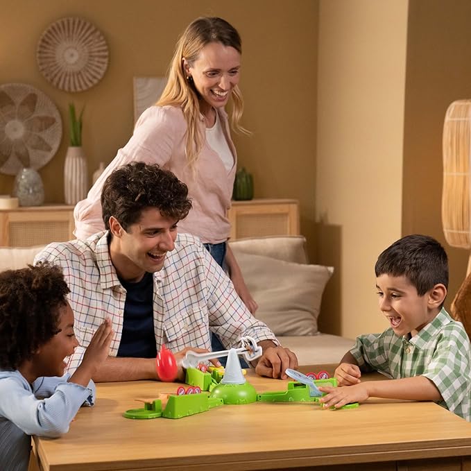 Bluey Keepy Uppy Game. Help, Bingo, and Chilli Keep The Motorized Balloon in The Air with The Character Paddles for 2-3 Players. Ages 4+