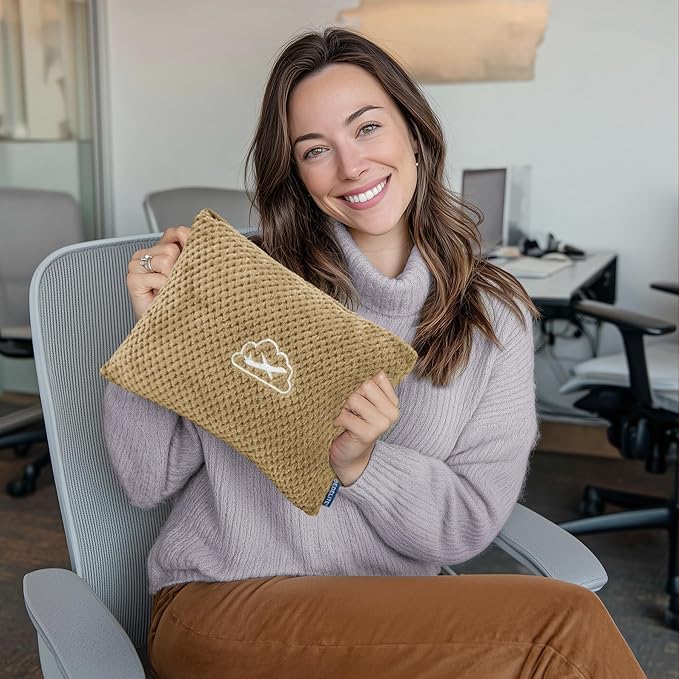 BEDELITE Travel Blanket with Bag, Ultra-Soft Jacquard Fleece Blanket with Luggage Sleeve & Backpack Clip, Airplane Blanket Travel Essentials, Camel