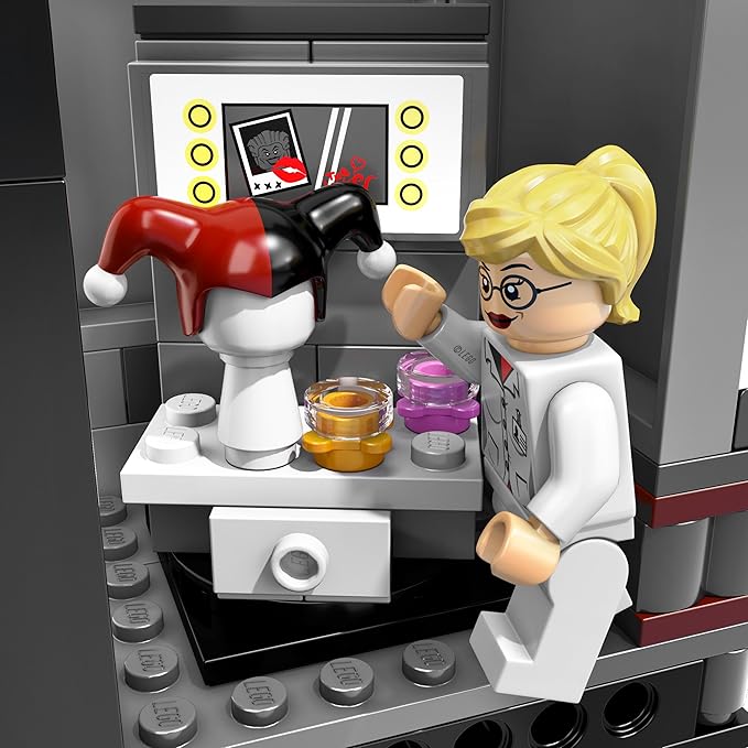 LEGO Super Heroes Arkham Asylum Breakout (10937)